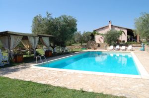 piscina dell'agriturismo in maremma toscana il gaggiolo